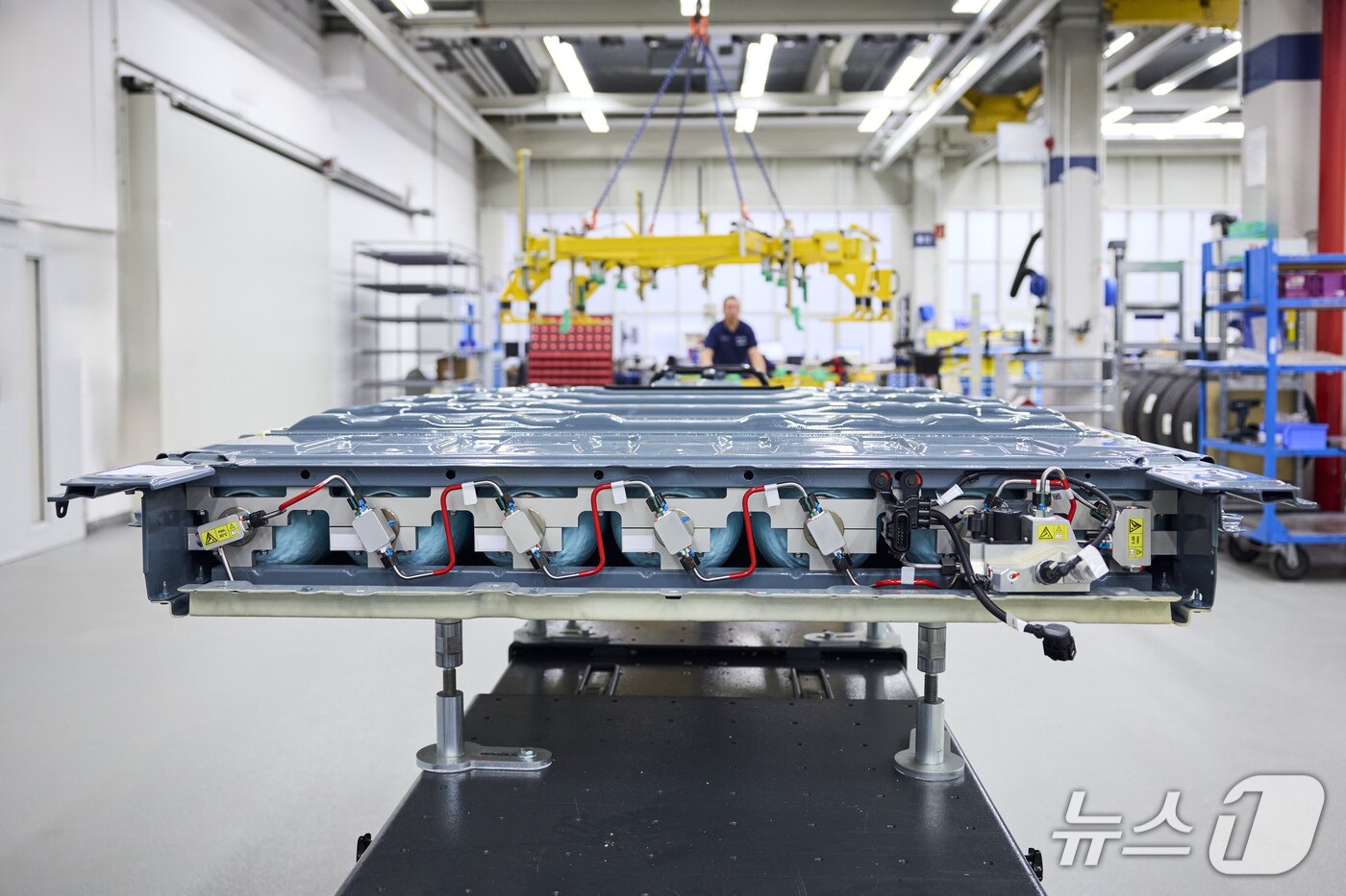 본문 이미지 - 독일 BMW 그룹이 개발한 평면형 수소저장 패키징 기술인 'BMW 하이드로젠 플랫 스토리지'의 모습. 3세대 수소연료전지 내 탱크 패키징 방식을 기존 2세대에서 사용하던 원통형에서 평면형으로 바꿔 구조와 배치를 최적화했다(BMW 그룹 코리아 제공). 2026.4.8.