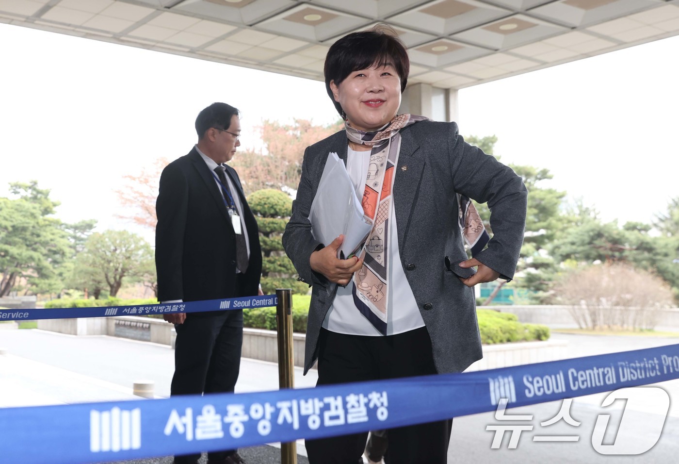 (서울=뉴스1) 국회사진기자단 = 서영교 윤석열정권정치검찰조작기소의혹사건진상규명국정조사특별위원회 위원장이 9일 현장 조사를 위해 서울 서초구 서울중앙지검에 도착하고 있다. 2026 …