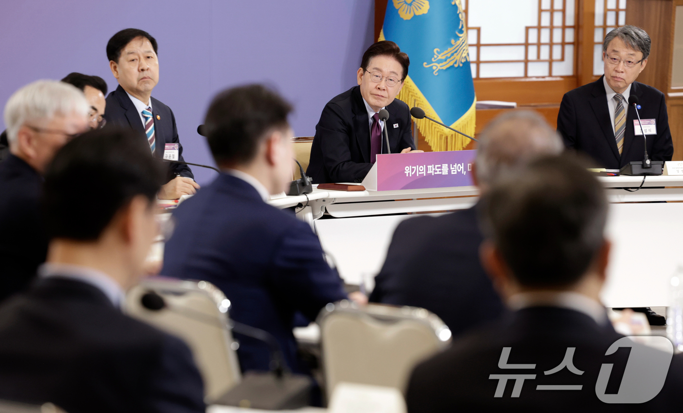 (서울=뉴스1) 허경 기자 = 이재명 대통령이 9일 청와대에서 열린 국민경제자문회의 제1차 전체 회의에서 참석자 발언을 듣고 있다. (청와대통신사진기자단) 2026.4.9/뉴스1