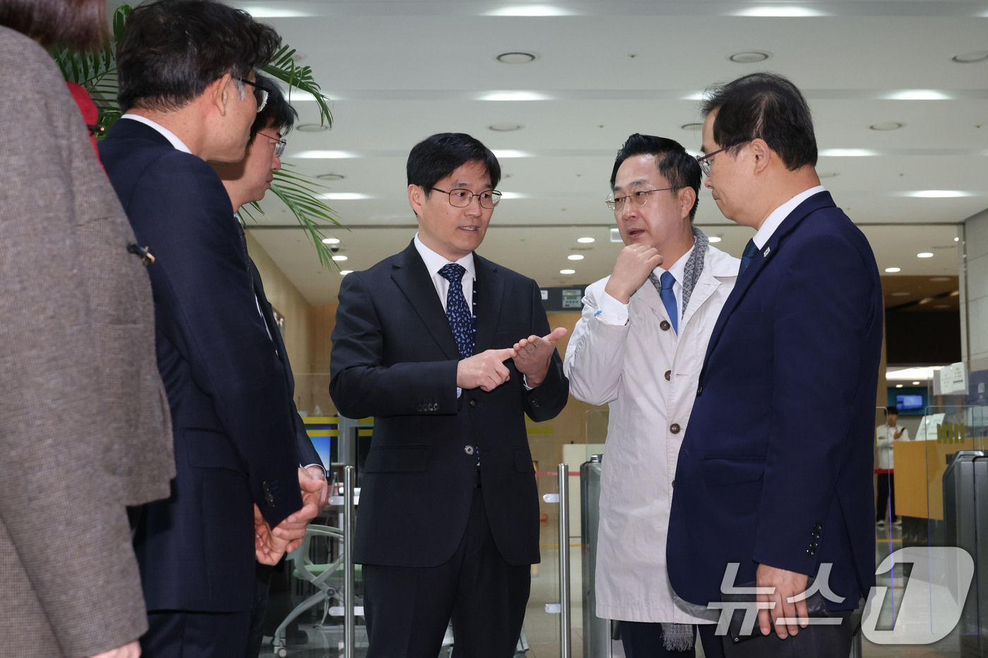 (수원=뉴스1) 국회사진기자단 = 국회 '윤석열 정권 정치검찰 조작기소 의혹 사건 진상규명 국정조사특별위원회'가 '연어 술 파티', '진술 회유 의혹' 검증을 위해 9일 경기 수원 …