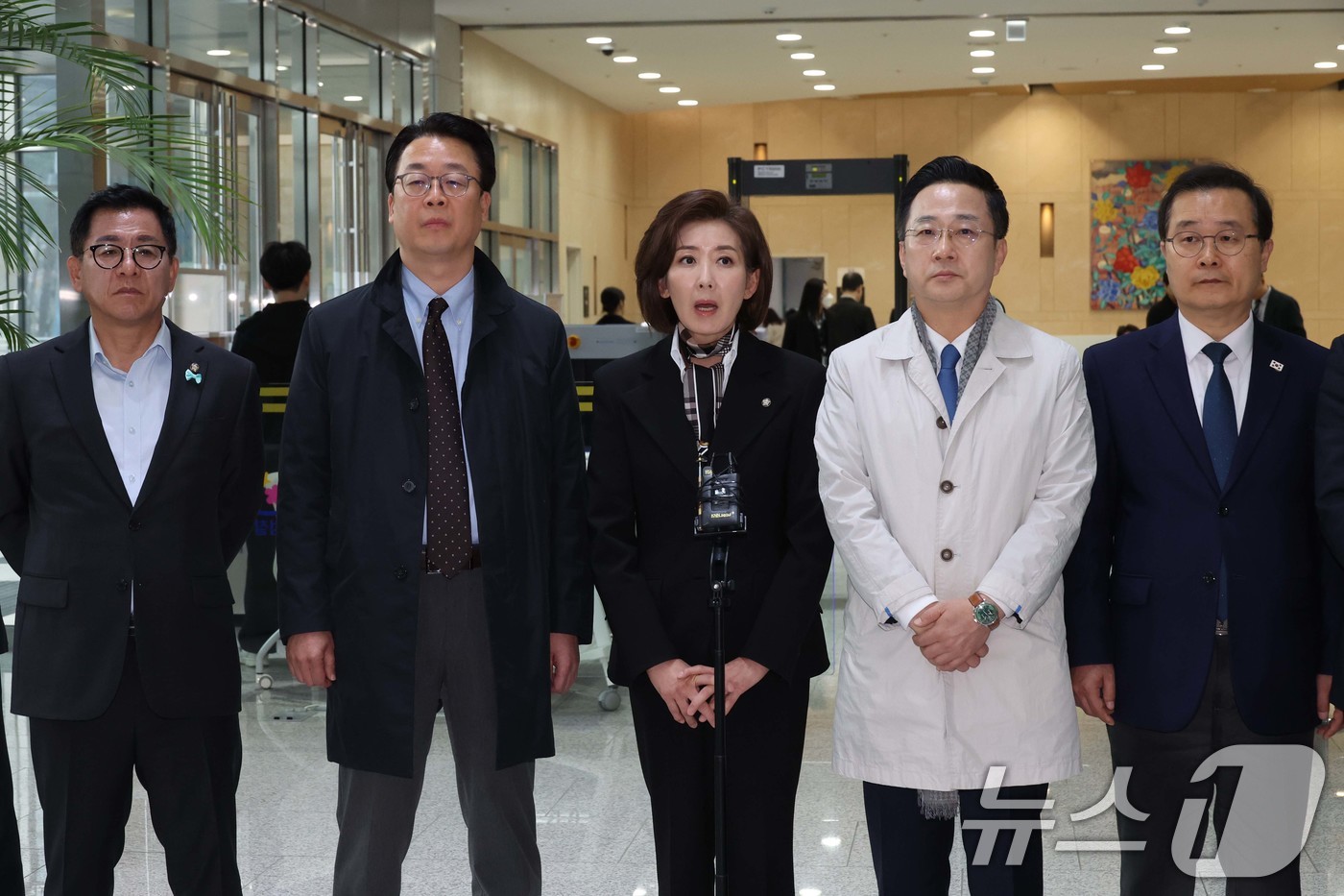 (수원=뉴스1) 국회사진기자단 = 국회 '윤석열 정권 정치검찰 조작기소 의혹 사건 진상규명 국정조사특별위원회'가 '연어 술 파티', '진술 회유 의혹' 검증을 위해 9일 경기 수원 …