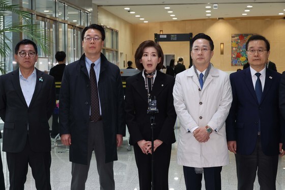 '연어술파티' 현장검증 나선 조작기소특위…與 "의혹 모두 진실"