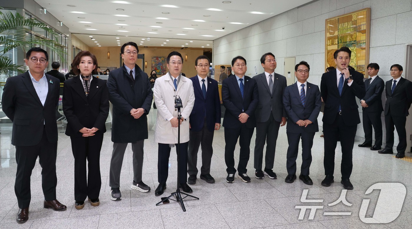 (수원=뉴스1) 국회사진기자단 = 국회 '윤석열 정권 정치검찰 조작기소 의혹 사건 진상규명 국정조사특별위원회'가 '연어 술 파티', '진술 회유 의혹' 검증을 위해 9일 경기 수원 …