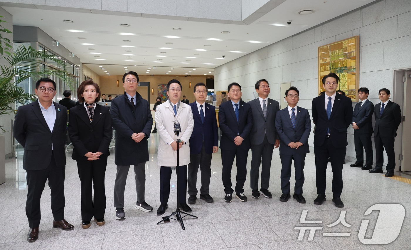 (수원=뉴스1) 국회사진기자단 = 국회 '윤석열 정권 정치검찰 조작기소 의혹 사건 진상규명 국정조사특별위원회'가 '연어 술 파티', '진술 회유 의혹' 검증을 위해 9일 경기 수원 …