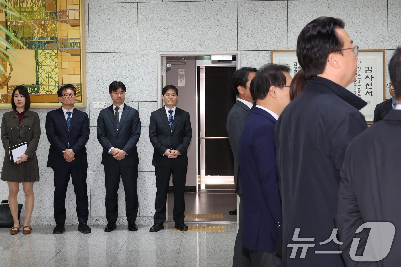 (수원=뉴스1) 국회사진기자단 = 국회 '윤석열 정권 정치검찰 조작기소 의혹 사건 진상규명 국정조사특별위원회'가 '연어 술 파티', '진술 회유 의혹' 검증을 위해 9일 경기 수원 …