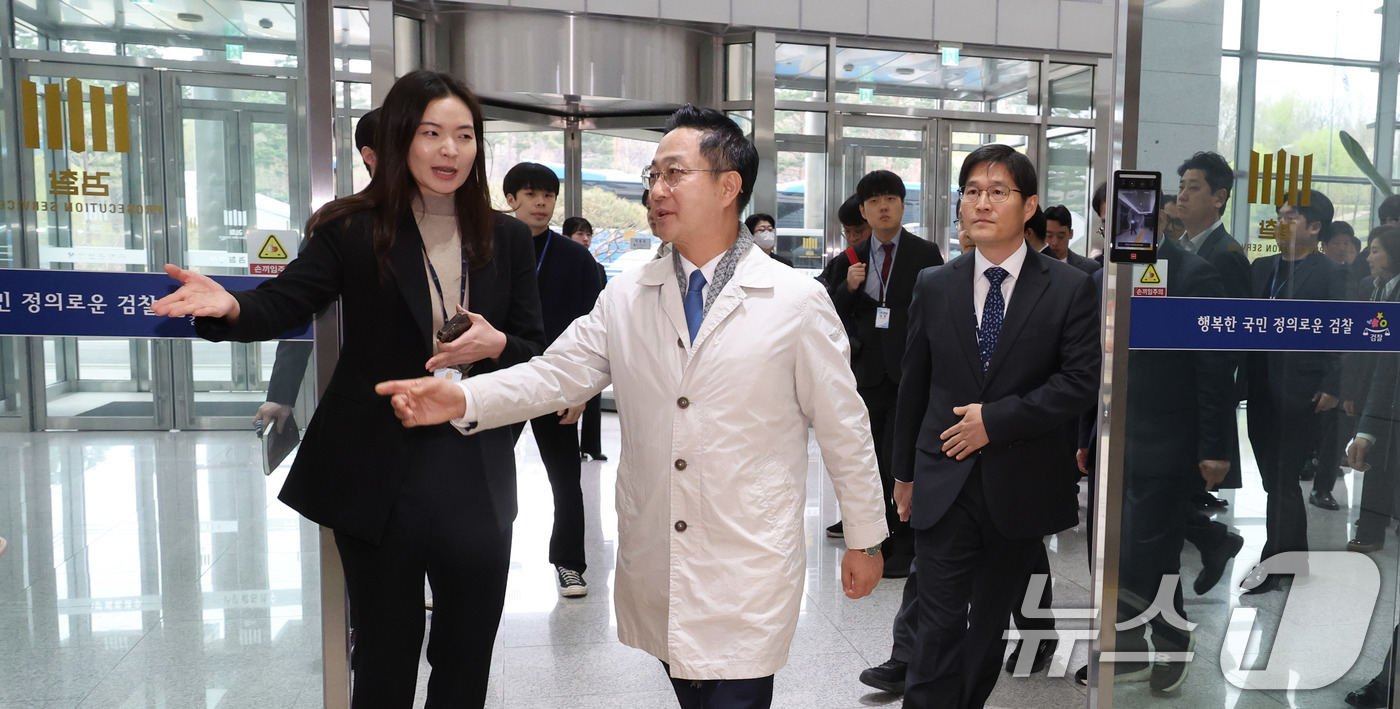 (수원=뉴스1) 국회사진기자단 = 국회 '윤석열 정권 정치검찰 조작기소 의혹 사건 진상규명 국정조사특별위원회'가 '연어 술 파티', '진술 회유 의혹' 검증을 위해 9일 경기 수원 …