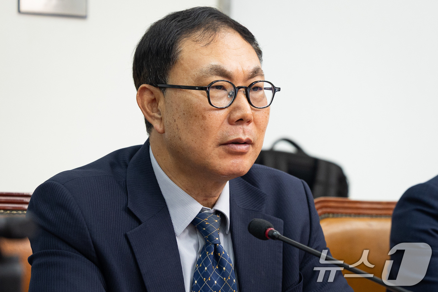 (서울=뉴스1) 유승관 기자 = 이건명 에쓰오일 부사장이 9일 서울 여의도 국회에서 열린 더불어민주당 중동전쟁 위기 극복을 위한 고통분담 '주유소-정유사 사회적대화 상생협약식'에서 …