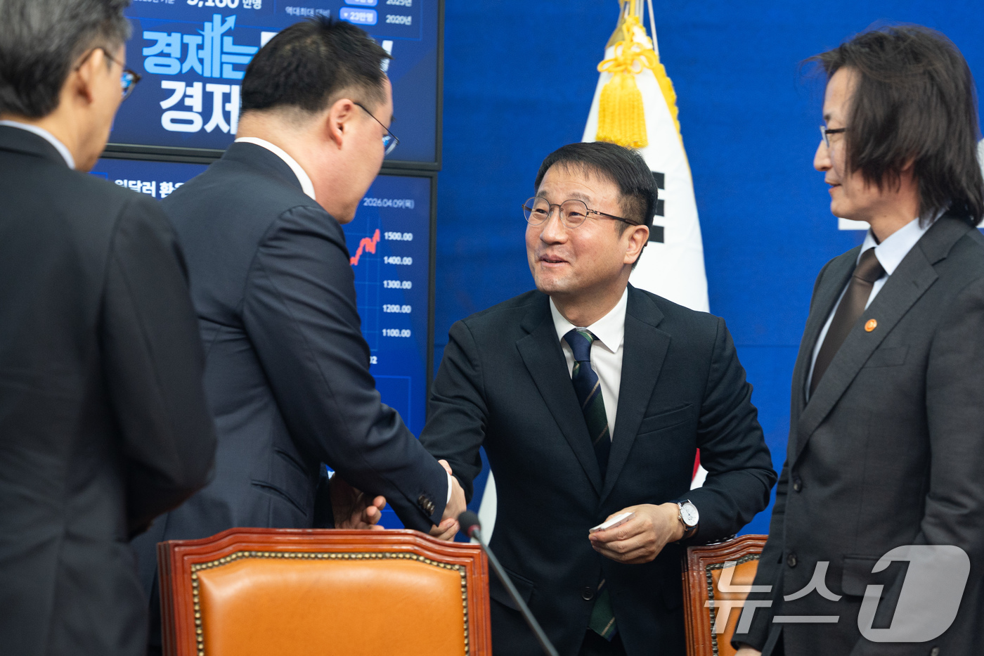 (서울=뉴스1) 유승관 기자 = 한병도 더불어민주당 원내대표가 9일 서울 여의도 국회에서 열린 중동전쟁 위기 극복을 위한 고통분담 '주유소-정유사 사회적대화 상생협약식'을 마친 후 …