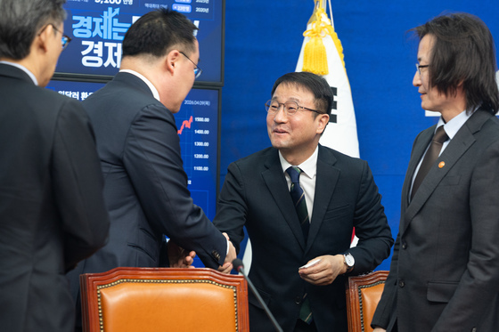 정유사 관계자들과 인사 나누는 한병도 원내대표