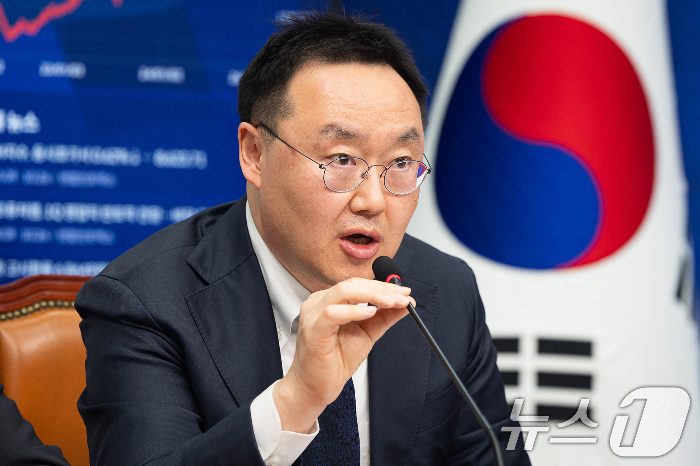 (서울=뉴스1) 유승관 기자 = 한희민 SK에너지 부사장이 9일 서울 여의도 국회에서 열린 더불어민주당 중동전쟁 위기 극복을 위한 고통분담 '주유소-정유사 사회적대화 상생협약식'에 …