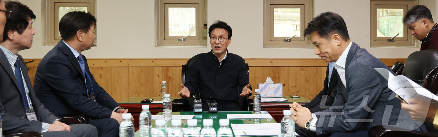 (세종=뉴스1) 김기남 기자 = 김민석 국무총리가 9일 세종시 장군면의 아스팔트콘크리트 생산업체를 방문해 중동 사태에 따른 건설 자재 수급 리스크 등을 점검하고 의견을 들으며 대책 …