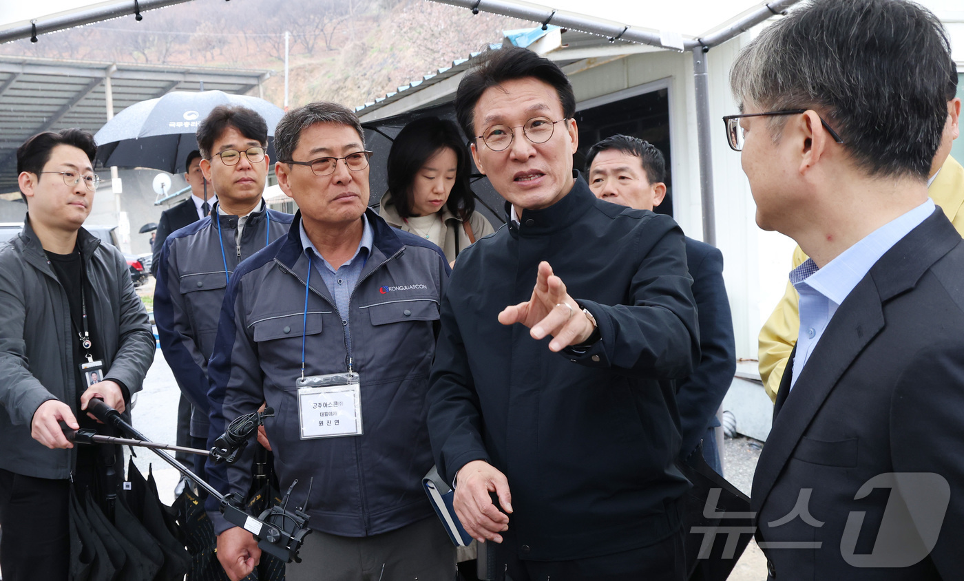 (세종=뉴스1) 김기남 기자 = 김민석 국무총리가 9일 세종시 장군면의 아스팔트콘크리트 생산업체를 방문해 중동 사태에 따른 건설 자재 수급 리스크 등을 점검하고 원진연 공주 아스콘 …