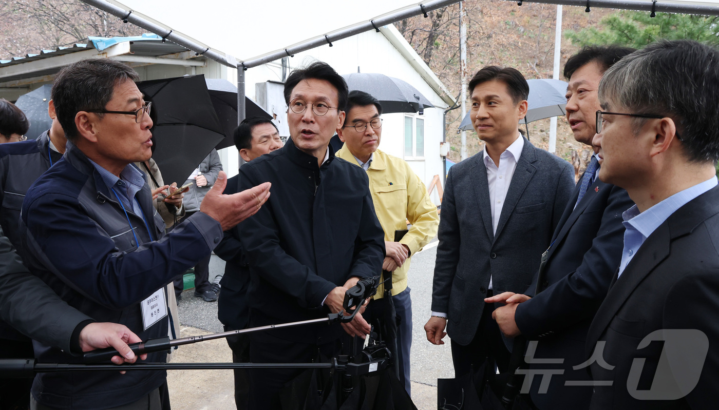 (세종=뉴스1) 김기남 기자 = 김민석 국무총리가 9일 세종시 장군면의 아스팔트콘크리트 생산업체를 방문해 중동 사태에 따른 건설 자재 수급 리스크 등을 점검하고 원진연 공주 아스콘 …