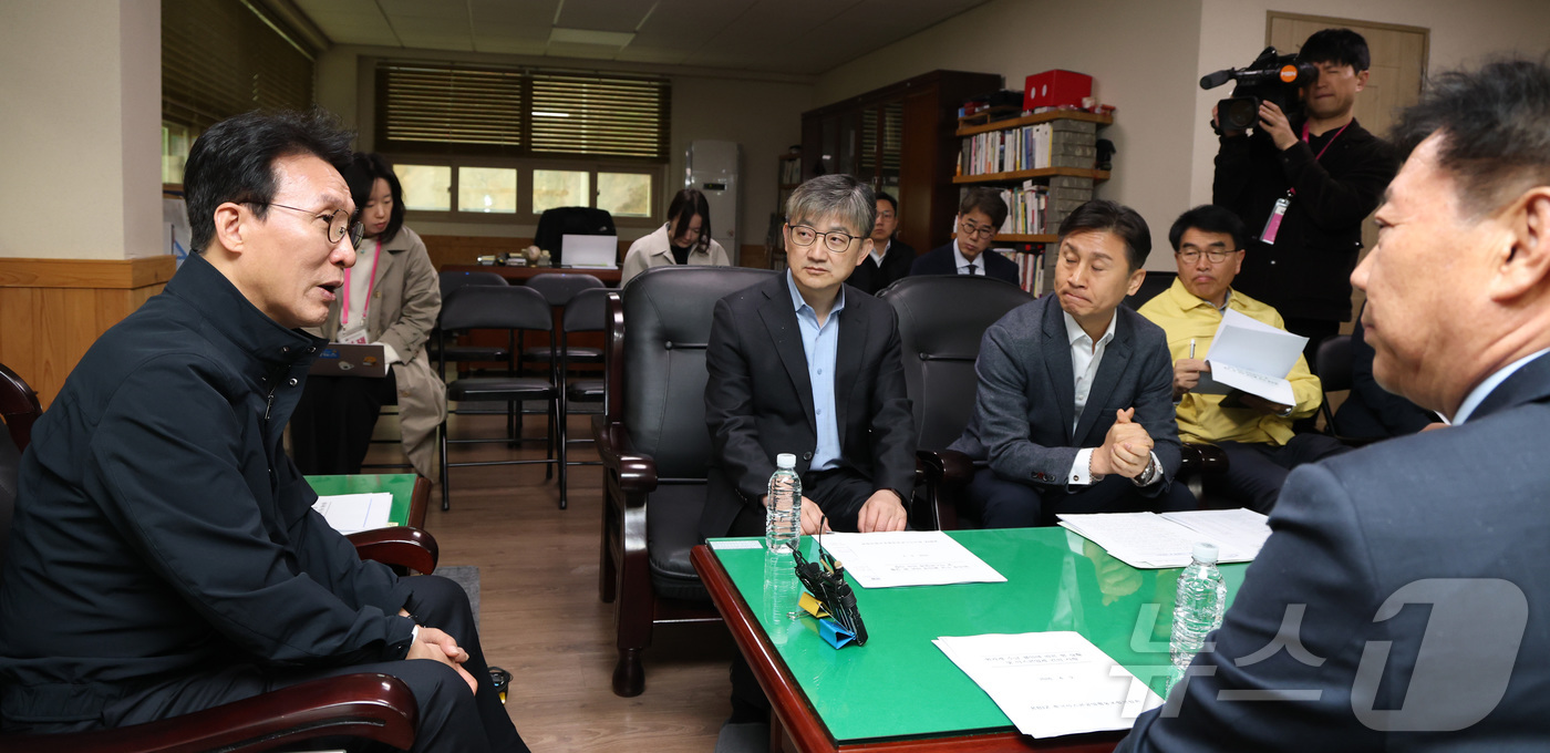 (세종=뉴스1) 김기남 기자 = 김민석 국무총리가 9일 세종시 장군면의 아스팔트콘크리트 생산업체를 방문해 중동 사태에 따른 건설 자재 수급 리스크 등을 점검하고 의견을 들으며 대책 …