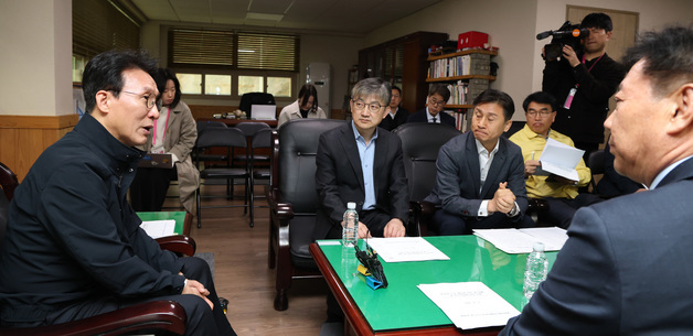 중동사태 건설자재 수급 어려움 의견 듣는 김민석 국무총리