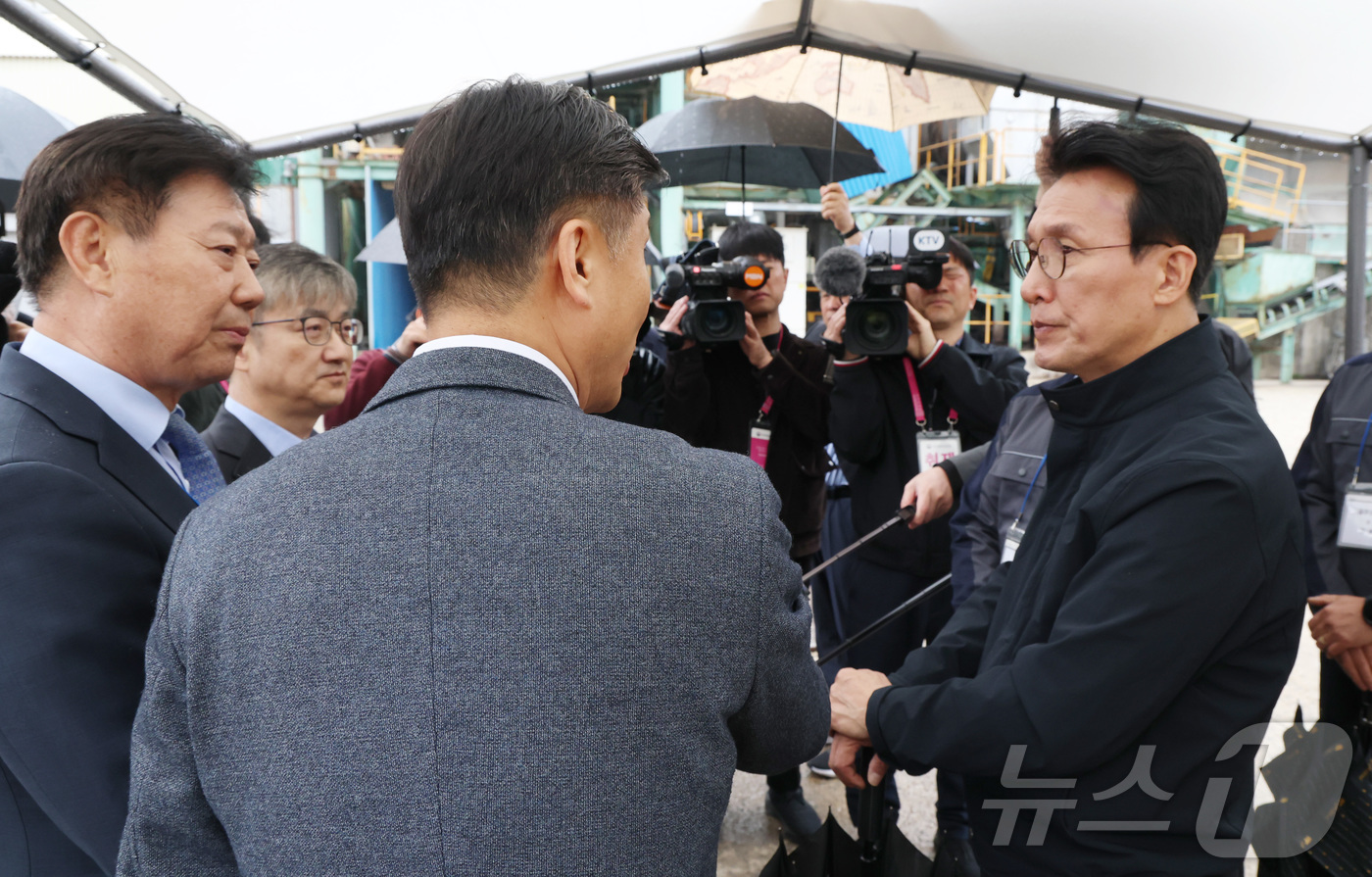 (세종=뉴스1) 김기남 기자 = 김민석 국무총리가 9일 세종시 장군면의 아스팔트콘크리트 생산업체를 방문해 중동 사태에 따른 건설 자재 수급 리스크 등을 점검하 현장 의견을 듣고 있 …