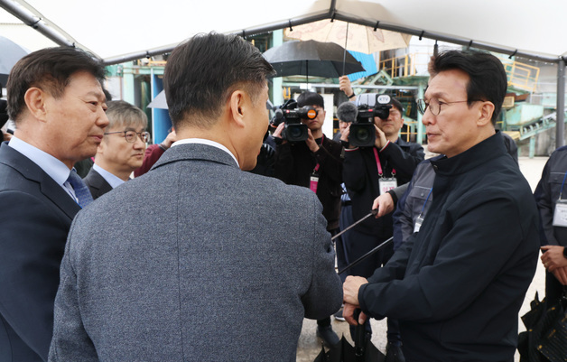 중동사태 영향 받는 건설자재 수급 점검하는 김민석 국총리