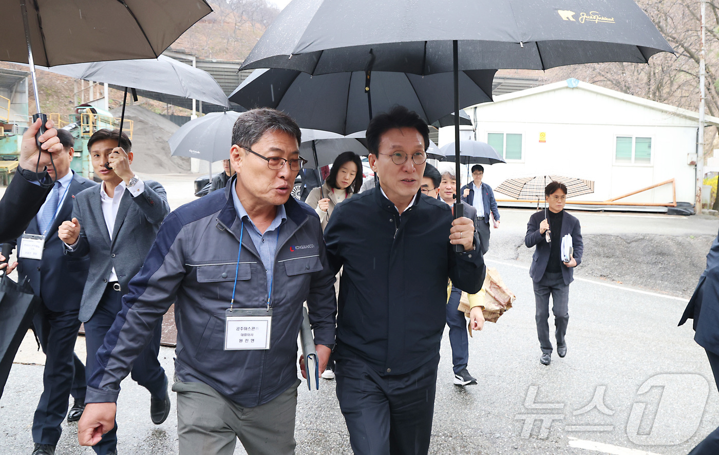 (세종=뉴스1) 김기남 기자 = 김민석 국무총리가 9일 세종시 장군면의 아스팔트콘크리트 생산업체를 방문해 중동 사태에 따른 건설 자재 수급 리스크 등을 점검하고 원진연 공주 아스콘 …