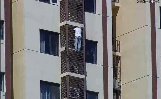 "문 잠긴 침실서 탈출하려고"…외벽 매달려 27층→21층 이동한 89세 할머니