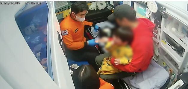 "아이가 건전지 삼켰다"…신속 대응으로 아이 살린 구급대원들
