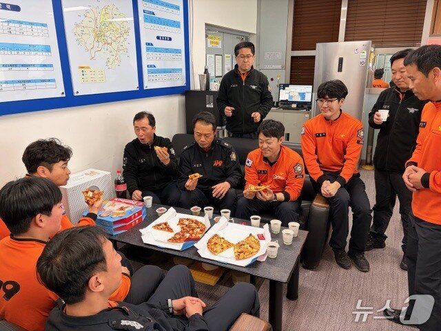 본문 이미지 - 김승룡 소방청장이 보내온 지원금으로 간식을 먹는 횡성소방서 직원들.(횡성소방서 제공, 재판매 및 DB금지)