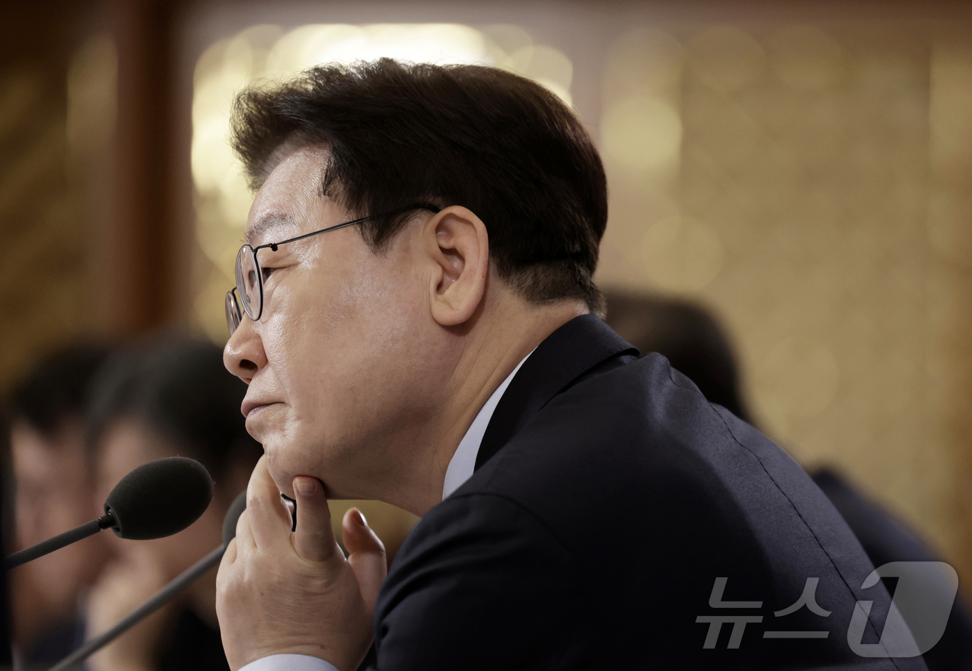 (서울=뉴스1) 허경 기자 = 이재명 대통령이 9일 청와대에서 열린 국민경제자문회의 제1차 전체 회의에서 참석자 발언을 듣고 있다. (청와대통신사진기자단) 2026.4.9/뉴스1