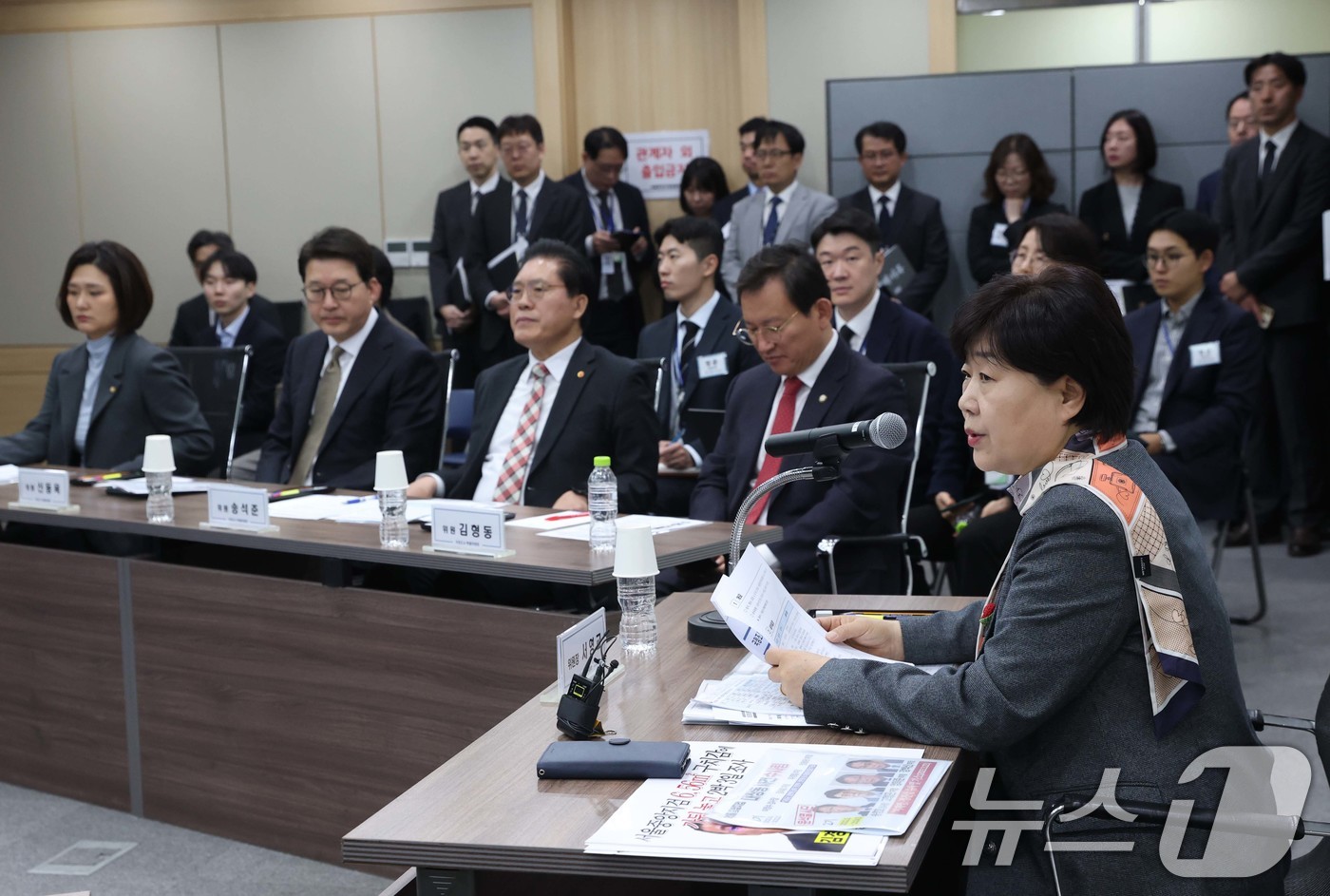 (서울=뉴스1) 국회사진기자단 = 서영교 국회 윤석열 정권 정치검찰 조작기소 의혹 진상규명을 위한 국정조사 특별위원회 위원장이 9일 서울중앙지검에 열린 현장조사에서 발언하고 있다. …