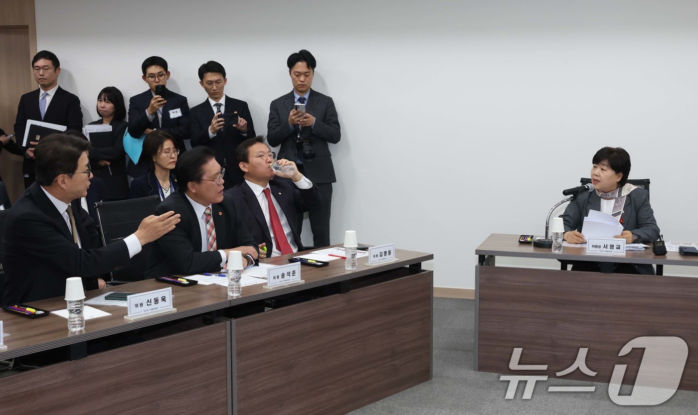 (서울=뉴스1) 국회사진기자단 = 국회 윤석열 정권 정치검찰 조작기소 의혹 진상규명을 위한 국정조사 특별위원회가 9일 서울중앙지검에 대한 현장조사에 나선 가운데 서영교 위원장과 신 …