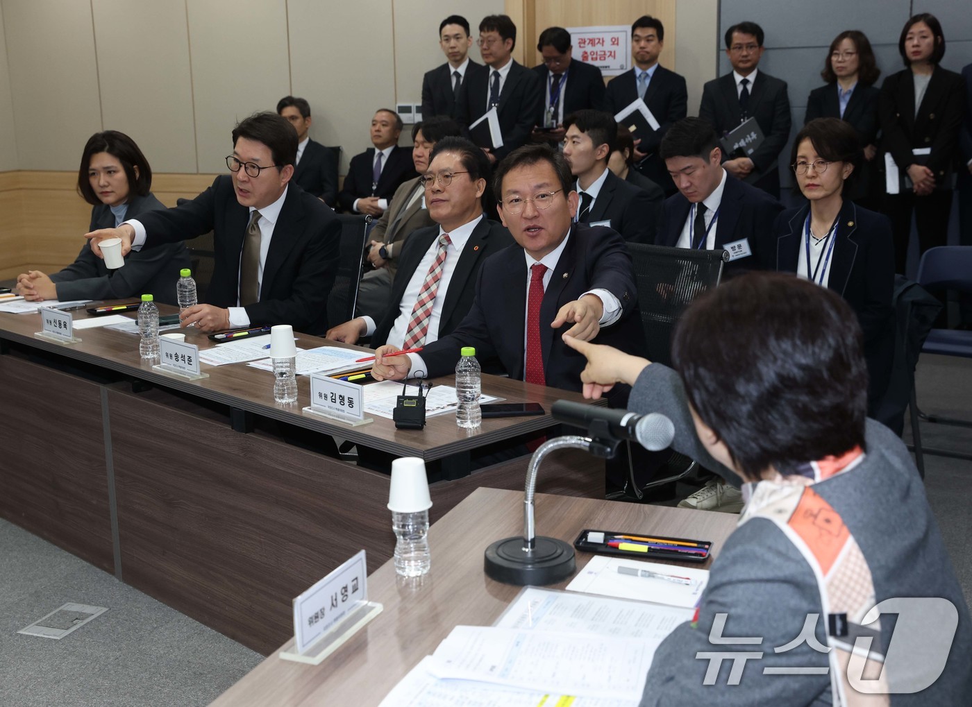 (서울=뉴스1) 국회사진기자단 = 국회 윤석열 정권 정치검찰 조작기소 의혹 진상규명을 위한 국정조사 특별위원회가 9일 서울중앙지검에 대한 현장조사에 나선 가운데 서영교 위원장과 신 …