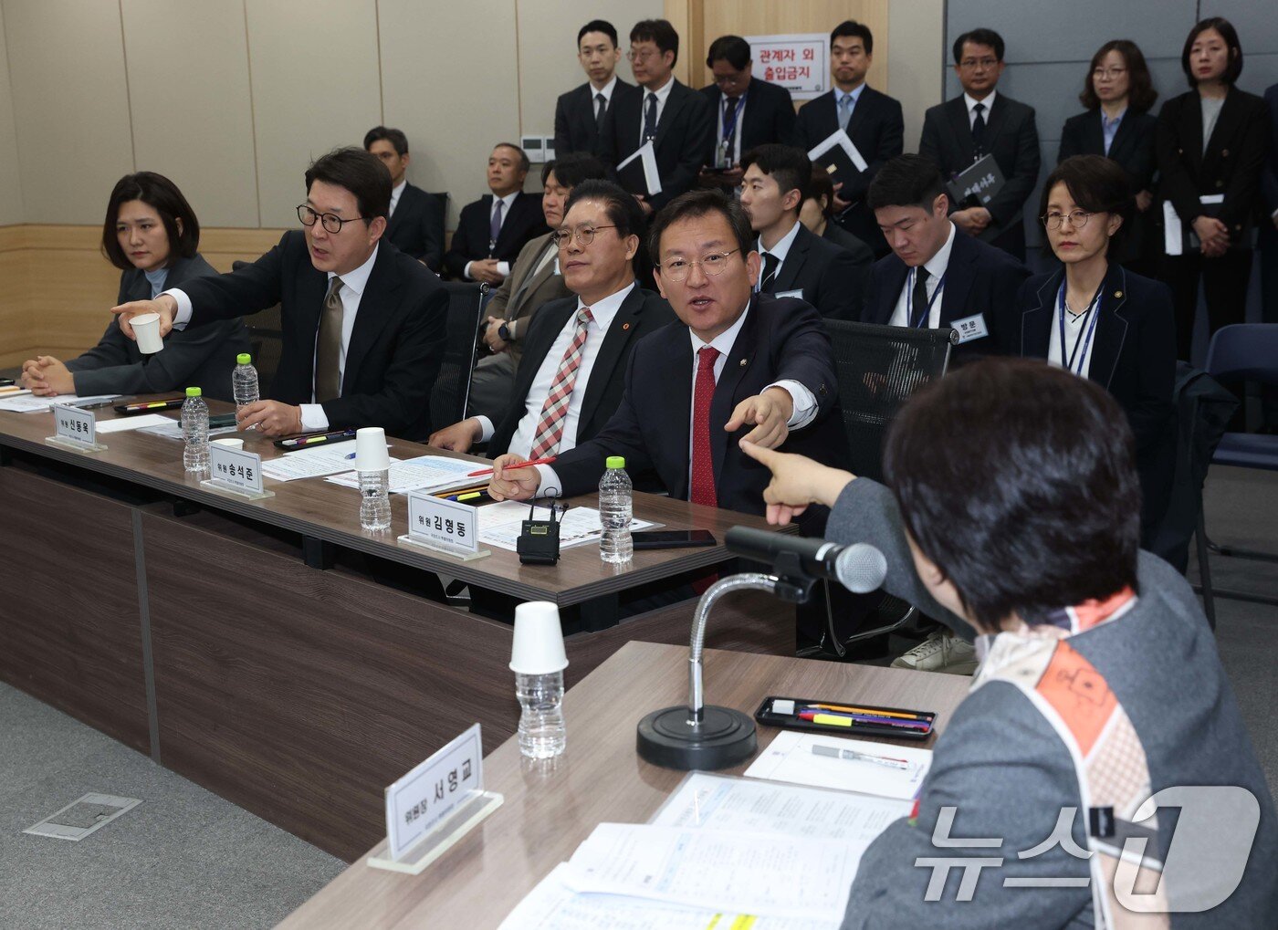 본문 이미지 - 국회 윤석열 정권 정치검찰 조작기소 의혹 진상규명을 위한 국정조사 특별위원회가 9일 서울중앙지검에 대한 현장조사에 나선 가운데 서영교 위원장과 신동욱, 송석준 국민의힘 의원이 언쟁을 벌이고 있다. 2026.4.9 ⓒ 뉴스1 국회사진기자단