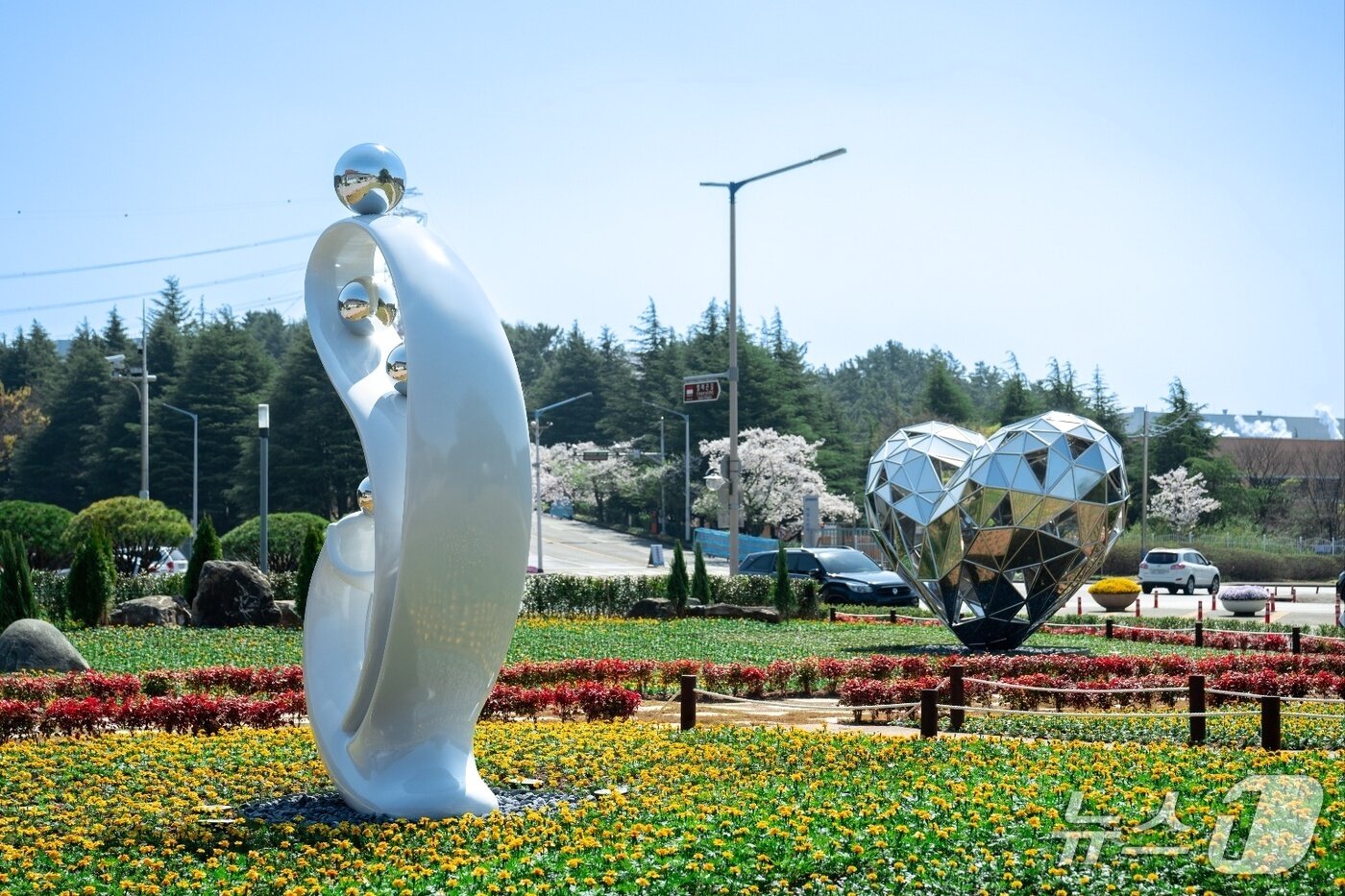 본문 이미지 - 광양제철소 복지센터 인근에 설치된  가족, 사랑, 화합 3가지 주제의 조형물(광양제철소 제공)