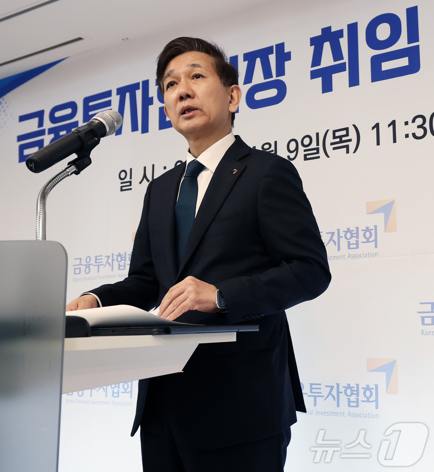(서울=뉴스1) 오대일 기자 = 황성엽 금융투자협회장이 9일 서울 영등포구 여의도의 한 중식당에서 열린 취임 100일 기자간담회에서 인사말을 하고 있다.황 회장은 이 자리에서 "자 …