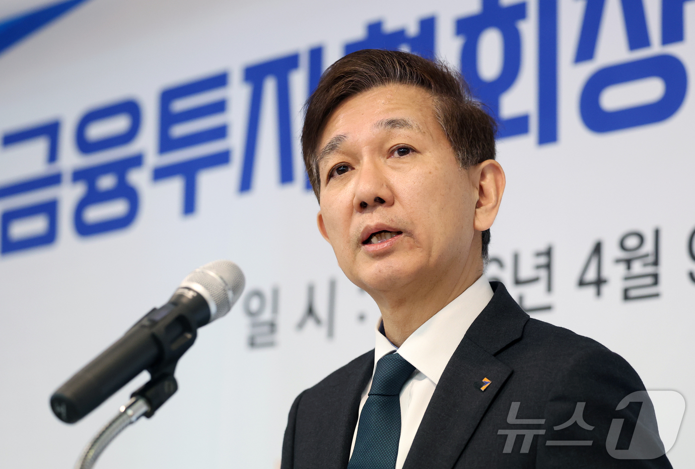 (서울=뉴스1) 오대일 기자 = 황성엽 금융투자협회장이 9일 서울 영등포구 여의도의 한 중식당에서 열린 취임 100일 기자간담회에서 인사말을 하고 있다.황 회장은 이 자리에서 "자 …