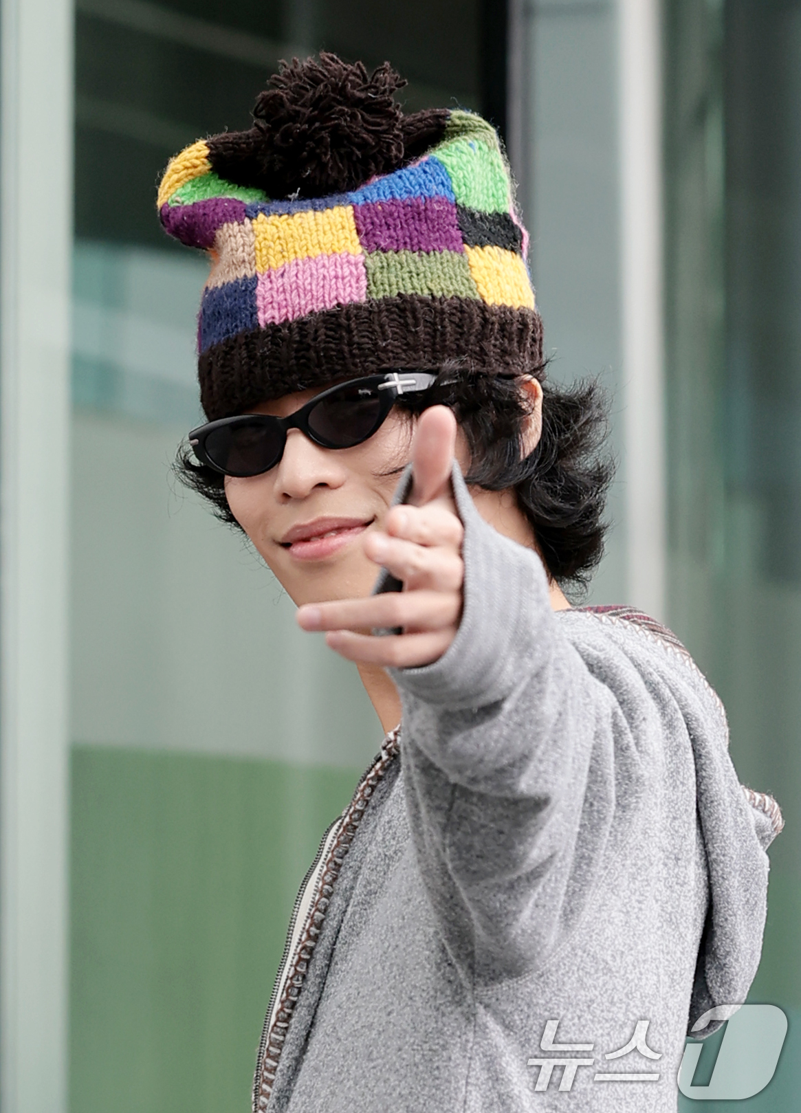 (서울=뉴스1) 권현진 기자 = 악동뮤지션 이찬혁이 FM4U '정오의 희망곡 김신영입니다' 생방송 출연을 위해 9일 서울 마포구 상암 MBC에 도착해 인사를 하고 있다. 2026. …