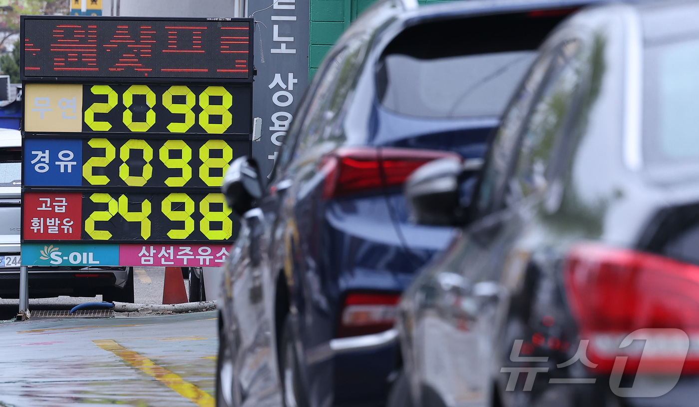 (서울=뉴스1) 김성진 기자 = 정부의 3차 석유 최고가격제 시행을 하루 앞둔 9일 서울 시내 한 주유소에 유가 정보판에 휘발유가 경유 가격이 2000원에 육박하고 있다.구윤철 부 …