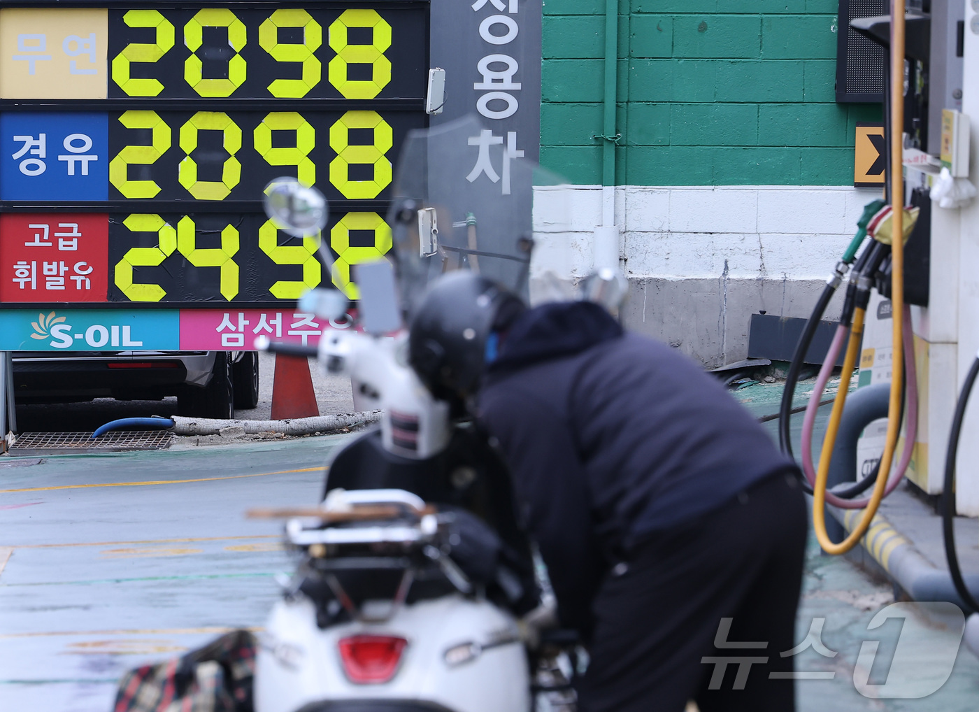 (서울=뉴스1) 김성진 기자 = 정부의 3차 석유 최고가격제 시행을 하루 앞둔 9일 서울 시내 한 주유소에 유가 정보판에 휘발유가 경유 가격이 2000원에 육박하고 있다.구윤철 부 …