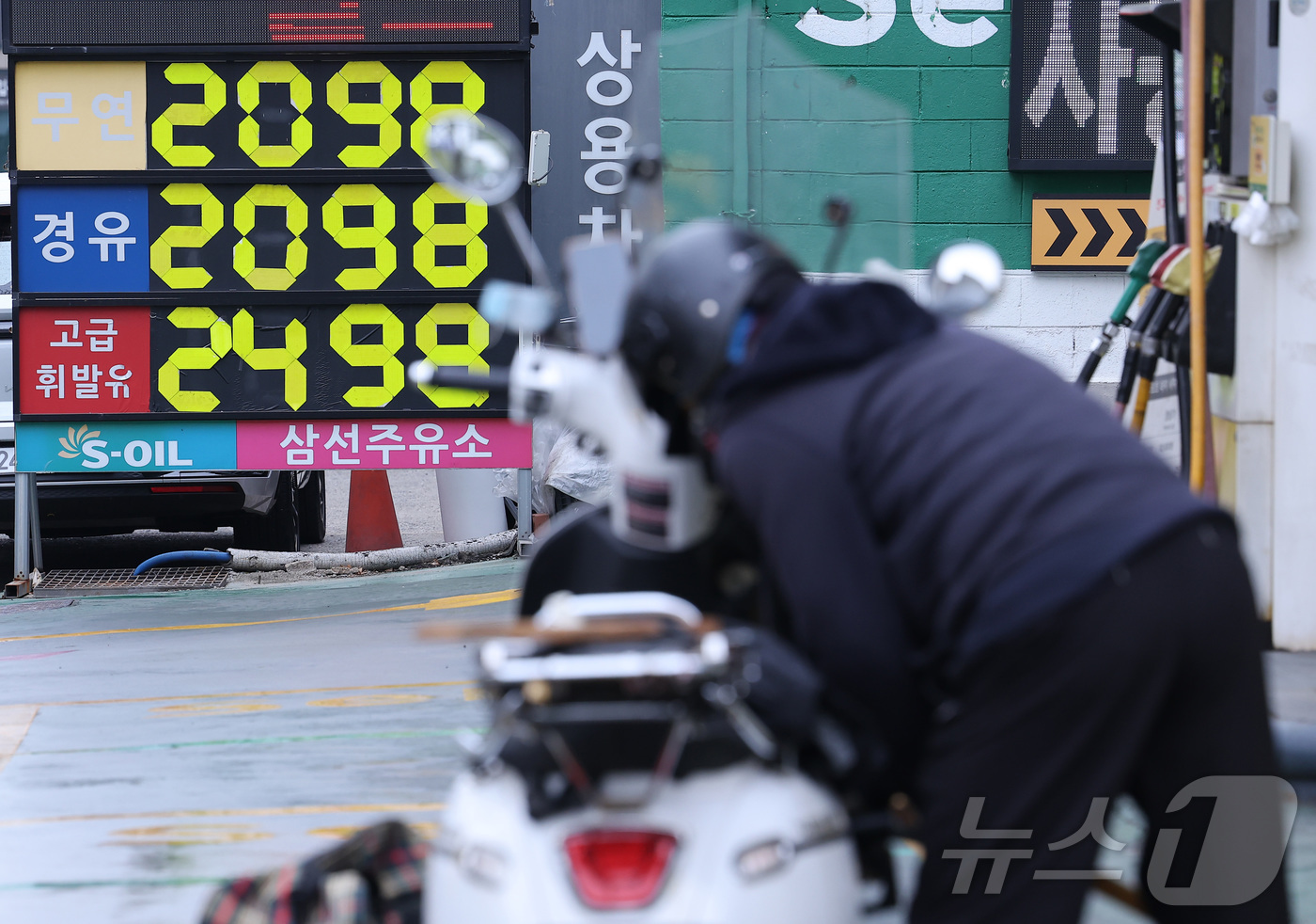 (서울=뉴스1) 김성진 기자 = 정부의 3차 석유 최고가격제 시행을 하루 앞둔 9일 서울 시내 한 주유소에 유가 정보판에 휘발유가 경유 가격이 2000원에 육박하고 있다.구윤철 부 …