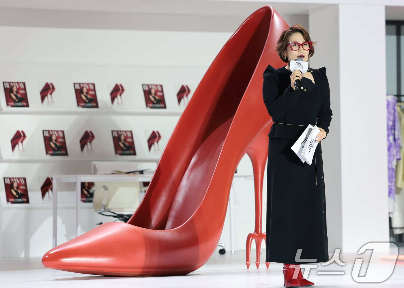(서울=뉴스1) 권현진 기자 = 방송인 박경림이 지난 8일 서울 영등포구 타임스퀘어에서 열린 영화 ‘악마는 프라다를 입는다 2’(감독 데이빗 프랭클) 레드카펫 행사에서 진행을 하고 …