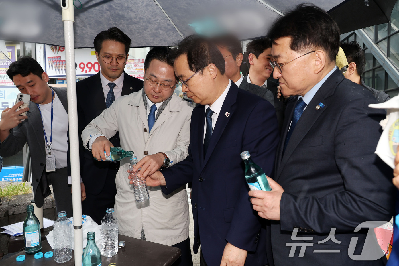 (수원=뉴스1) 국회사진기자단 = 국회 윤석열 정권 정치검찰 조작기소 의혹 사건 진상규명 국정조사특별위원회가 9일 경기 수원지검을 현장 방문한 가운데 박성준 더불어민주당 간사를 비 …