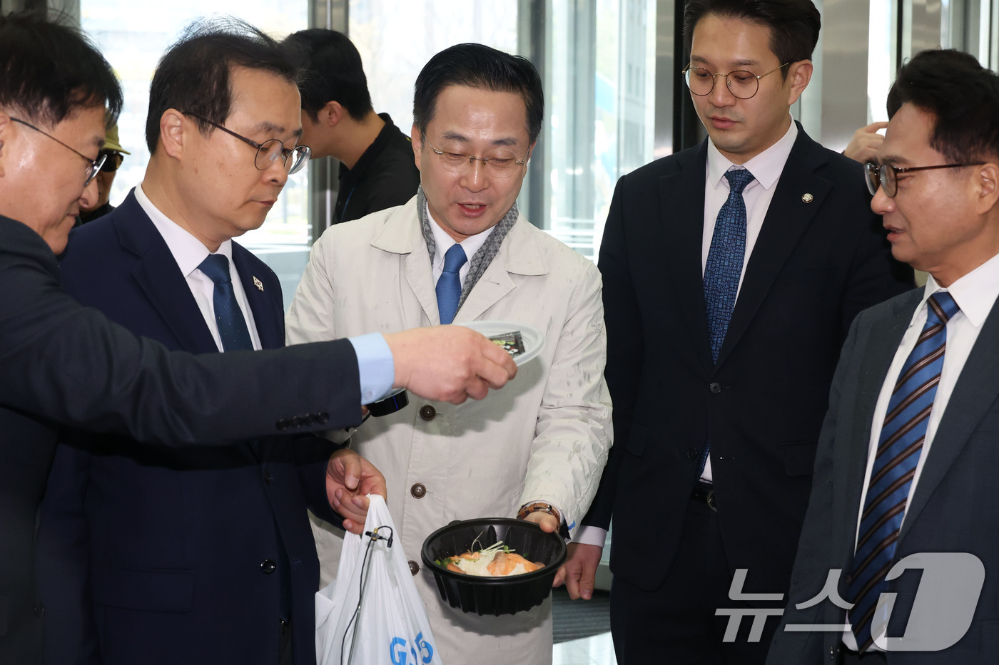 (수원=뉴스1) 국회사진기자단 = 국회 윤석열 정권 정치검찰 조작기소 의혹 사건 진상규명 국정조사특별위원회가 9일 경기 수원지검을 현장 방문한 가운데 박성준 더불어민주당 간사를 비 …