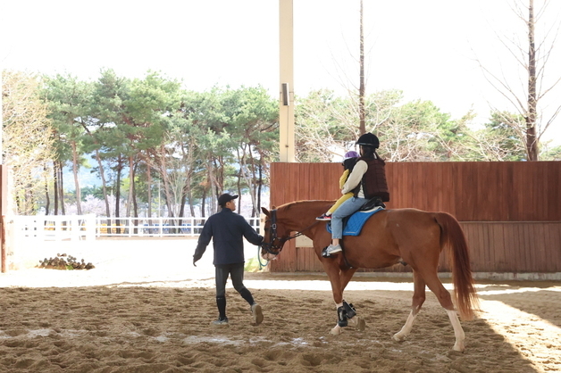 렛츠런파크 부산경남, 다자녀가정 초청 말 체험 프로그램 운영