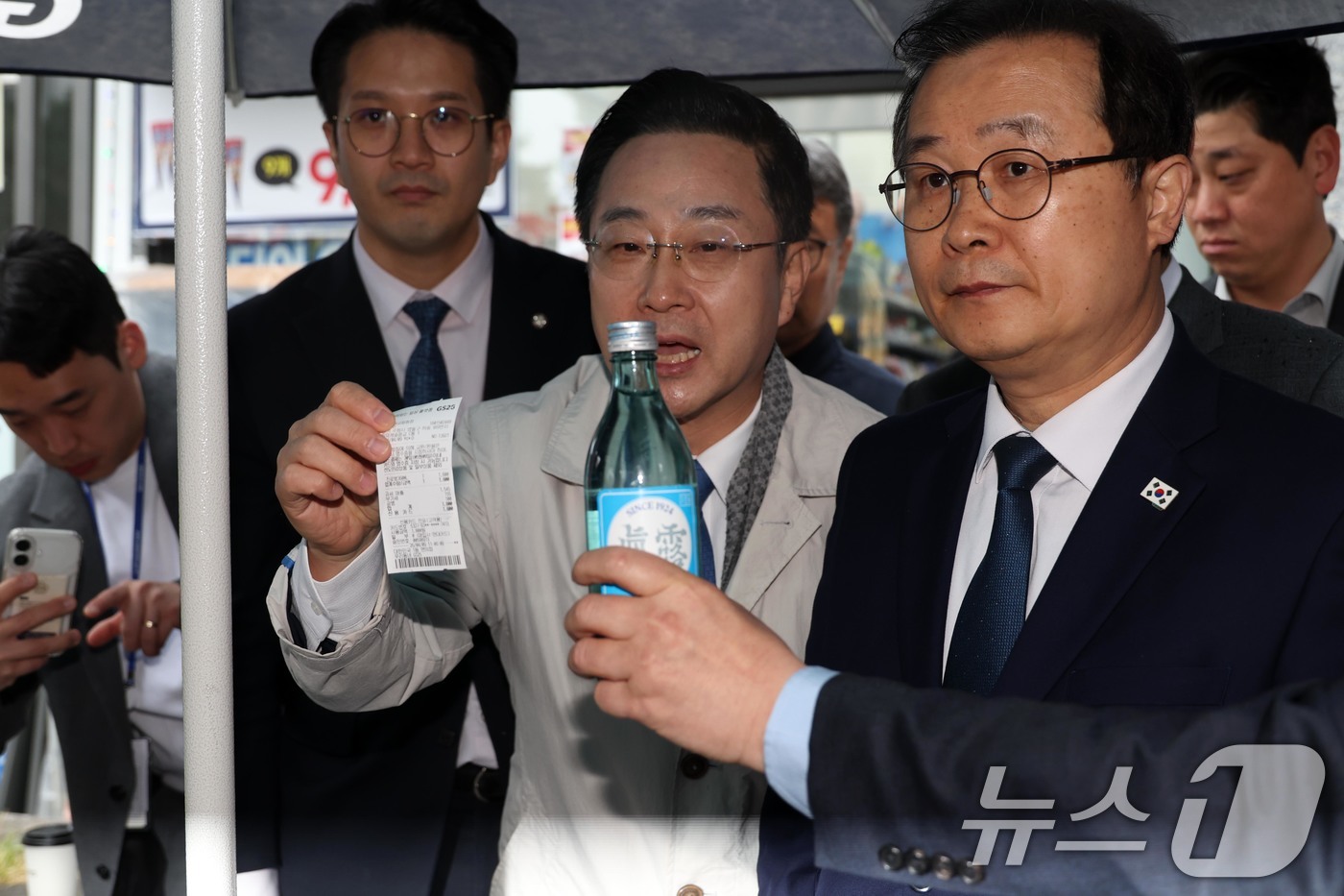 (수원=뉴스1) 국회사진기자단 = 국회 윤석열 정권 정치검찰 조작기소 의혹 사건 진상규명 국정조사특별위원회가 9일 경기 수원지검을 현장 방문한 가운데 박성준 더불어민주당 간사를 비 …