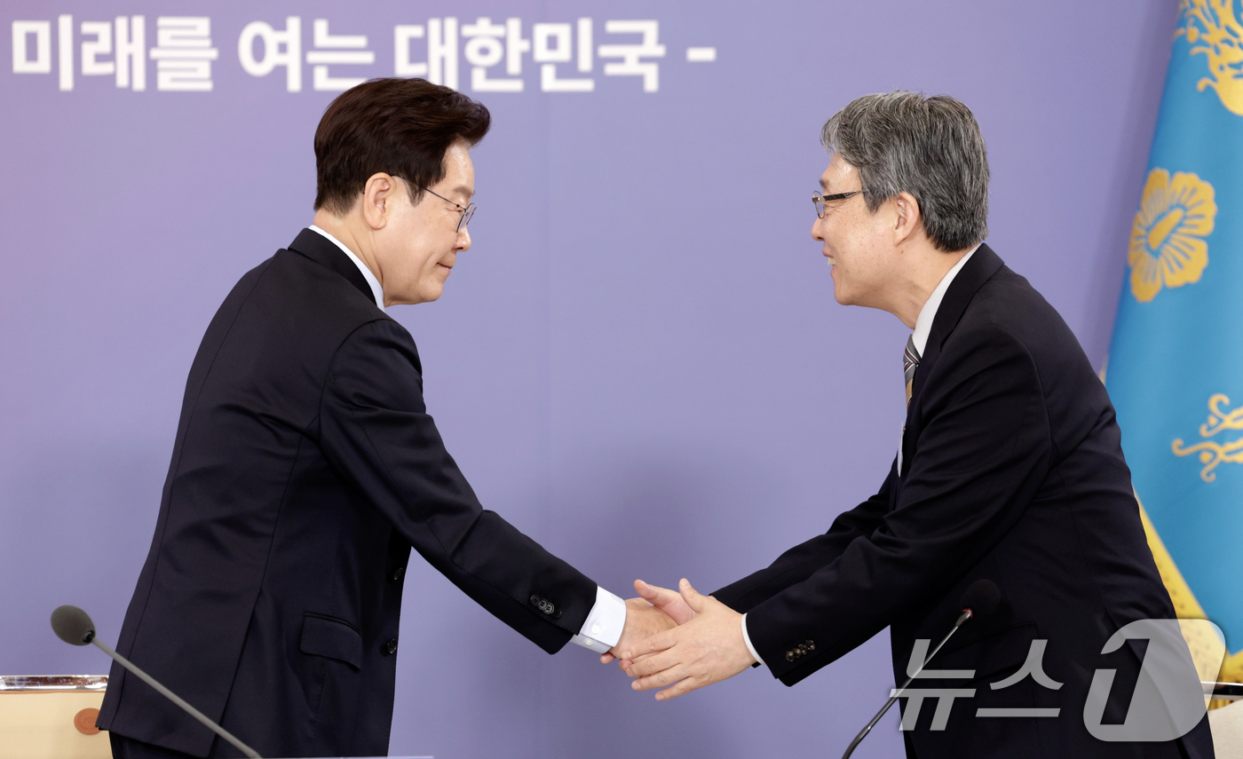 (서울=뉴스1) 허경 기자 = 이재명 대통령이 9일 청와대에서 열린 국민경제자문회의 제1차 전체회의에서 김성식 국민경제자문회의 부의장과 악수하고 있다. (청와대통신사진기자단) 20 …