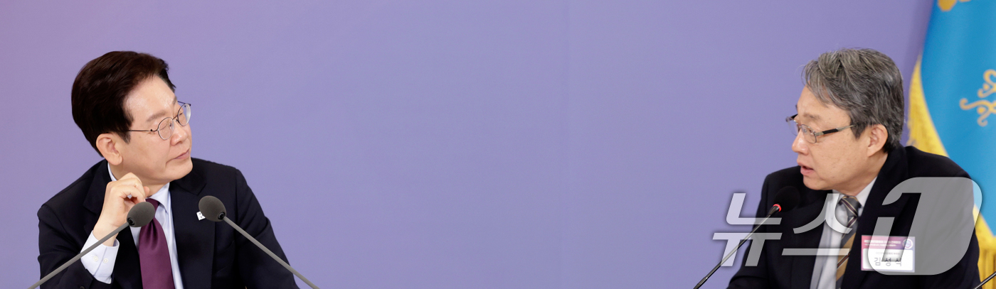 (서울=뉴스1) 허경 기자 = 이재명 대통령이 9일 청와대에서 열린 국민경제자문회의 제1차 전체회의에서 김성식 국민경제자문회의 부의장과 대화하고 있다. (청와대통신사진기자단) 20 …