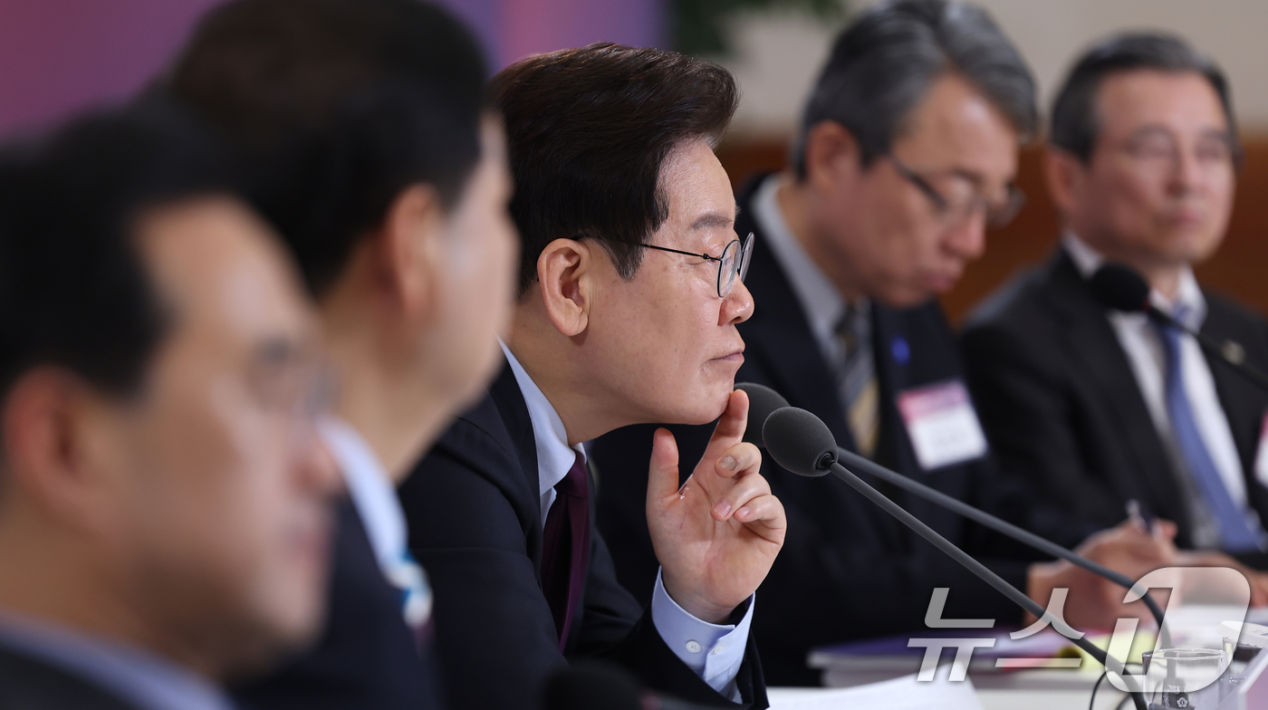 (서울=뉴스1) 이재명 기자 = 이재명 대통령이 9일 청와대에서 열린 국민경제자문회의 제1차 전체회의에서 참석자들의 발언을 듣고 있다. (청와대통신사진기자단) 2026.4.9/뉴스 …