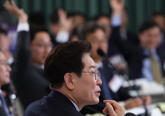 참석자 발언 권유하는 이재명 대통령