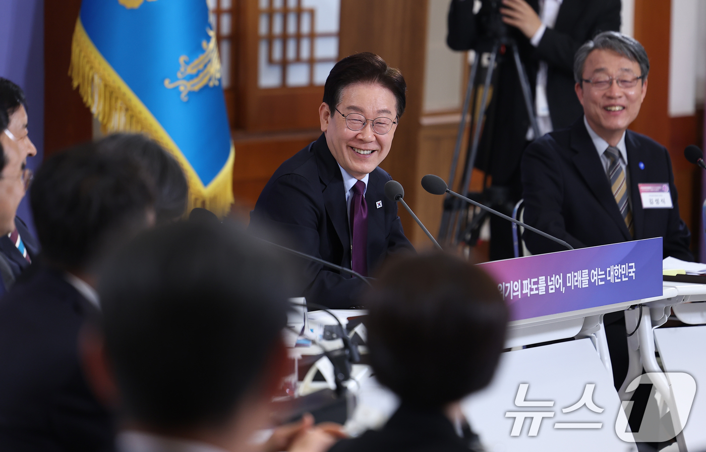 (서울=뉴스1) 이재명 기자 = 이재명 대통령이 9일 청와대에서 열린 국민경제자문회의 제1차 전체회의에서 참석자들의 발언을 듣고 있다. (청와대통신사진기자단) 2026.4.9/뉴스 …