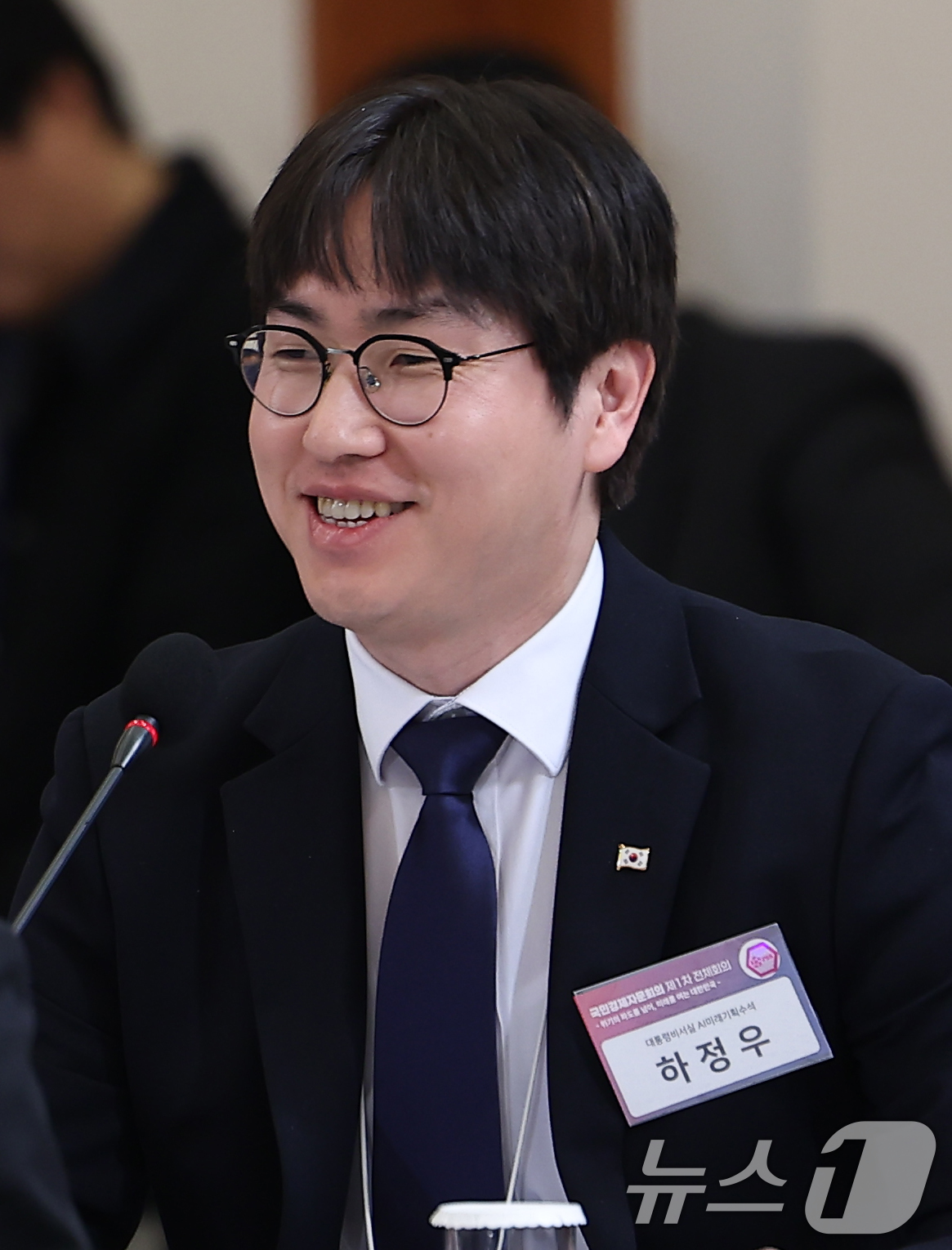 (서울=뉴스1) 이재명 기자 = 하정우 AI미래기획수석이 9일 청와대에서 열린 국민경제자문회의 제1차 전체회의에서 이재명 대통령 질문에 답변하고 있다. (청와대통신사진기자단) 20 …