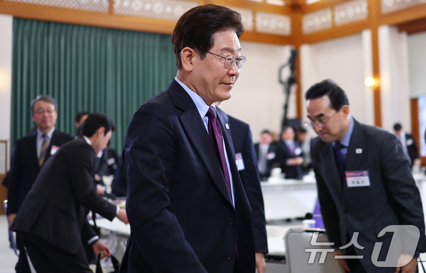 (서울=뉴스1) 이재명 기자 = 이재명 대통령이 9일 청와대에서 열린 국민경제자문회의 제1차 전체회의를 마친 후 행사장을 나서고 있다. (청와대통신사진기자단) 2026.4.9/뉴스 …