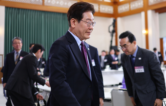 행사장 나서는 이재명 대통령